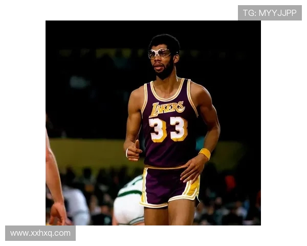 天勾贾巴尔与尤因的传奇对决：篮球历史上的巅峰时刻解析